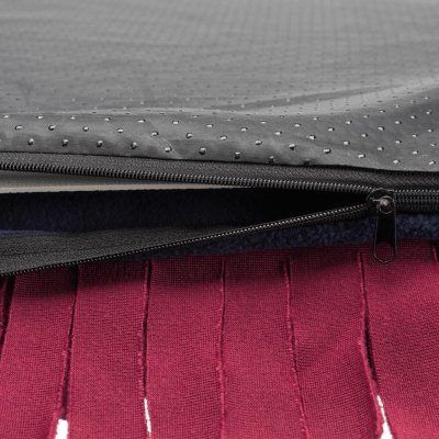 Zoom bild av aktiveringsmatta snuffelmatta sniffmatta godismatta hundgodis hundspel hundpussel hundaktivering leta godis matta fleece blå röd