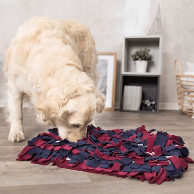 Zoom bild av aktiveringsmatta snuffelmatta sniffmatta godismatta hundgodis hundspel hundpussel hundaktivering leta godis matta fleece blå röd