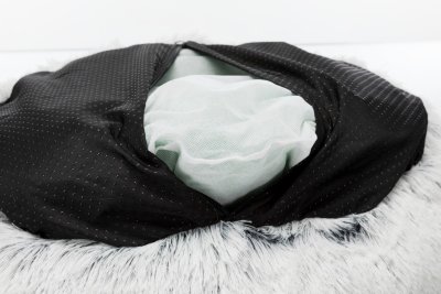 Zoom bild av harveybädd hundbädd kattbädd fluffbädd harvey bädd fluffig långhårig plysch fyllning dyna halkfri botten vit svart rosa trixie