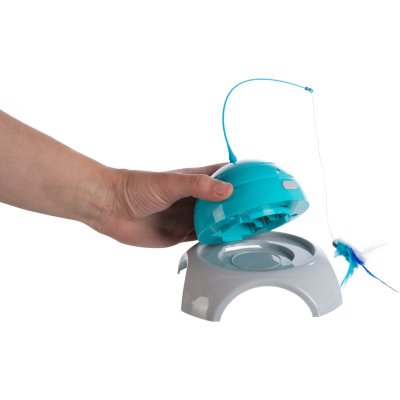 Zoom bild av kattleksak jaga fånga blå grå fjäder batteridriven motordriven leksak trixie