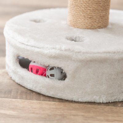 Zoom bild av klösmöbel med lekbas kattleksak klösträd kattklös klöspinne klöspelare kattbädd kattlek trixie grå beige plysch jute