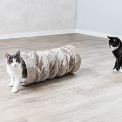 Zoom bild av kattunnel kattleksak tunnel prasslande kattkoja gömställe grå plysch trixie