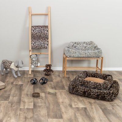 Zoom bild av Trixie Leo bädd rektangulär cream, tre storlekar leopard mönster plysch mysig hundbädd beige