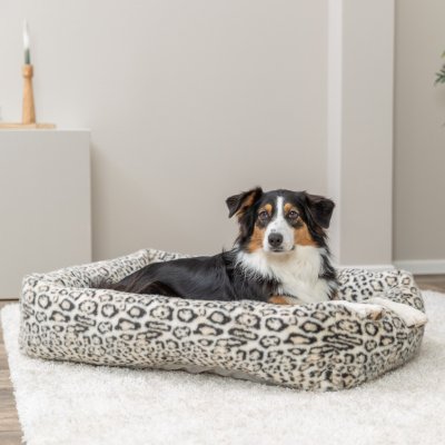 Zoom bild av Trixie Leo bädd rektangulär cream, tre storlekar leopard mönster plysch mysig hundbädd beige