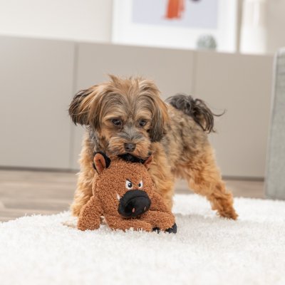 Zoom bild av hundleksak mjuk brun fluff med pip gullig knasig mjukdjur trixie