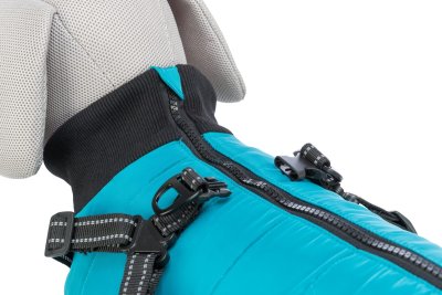 Zoom bild av hundtäcke hundjacka inbyggd sele vadderad höstjacka vinterjacka hundväst turkos blå aqua svart reflex