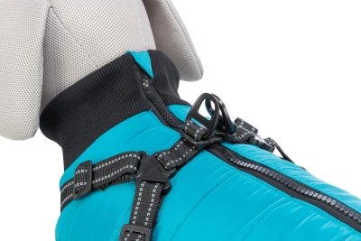 Zoom bild av hundtäcke hundjacka inbyggd sele vadderad höstjacka vinterjacka hundväst turkos blå aqua svart reflex