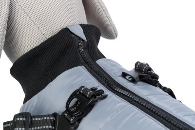 Zoom bild av hundtäcke hundjacka inbyggd sele vadderad höstjacka vinterjacka hundväst grå svart reflex