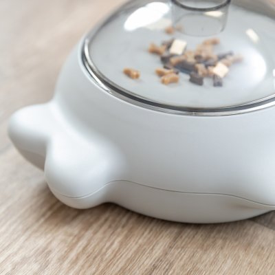 Zoom bild av trixie snack popper grå vit interaktiv godisleksak för hund aktiverar aktiveringsleksak aktivering kombinerar lek och belöning i