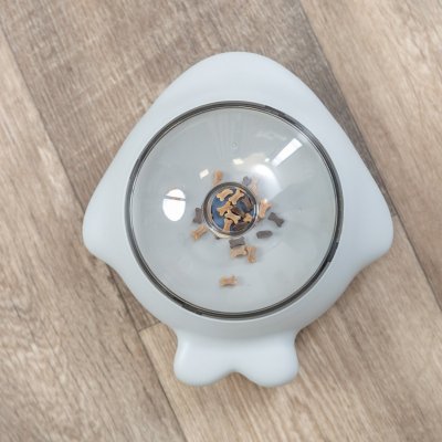 Zoom bild av trixie snack popper grå vit interaktiv godisleksak för hund aktiverar aktiveringsleksak aktivering kombinerar lek och belöning i